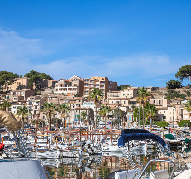 el hotel miramar se encuentra en el puerto de sóller